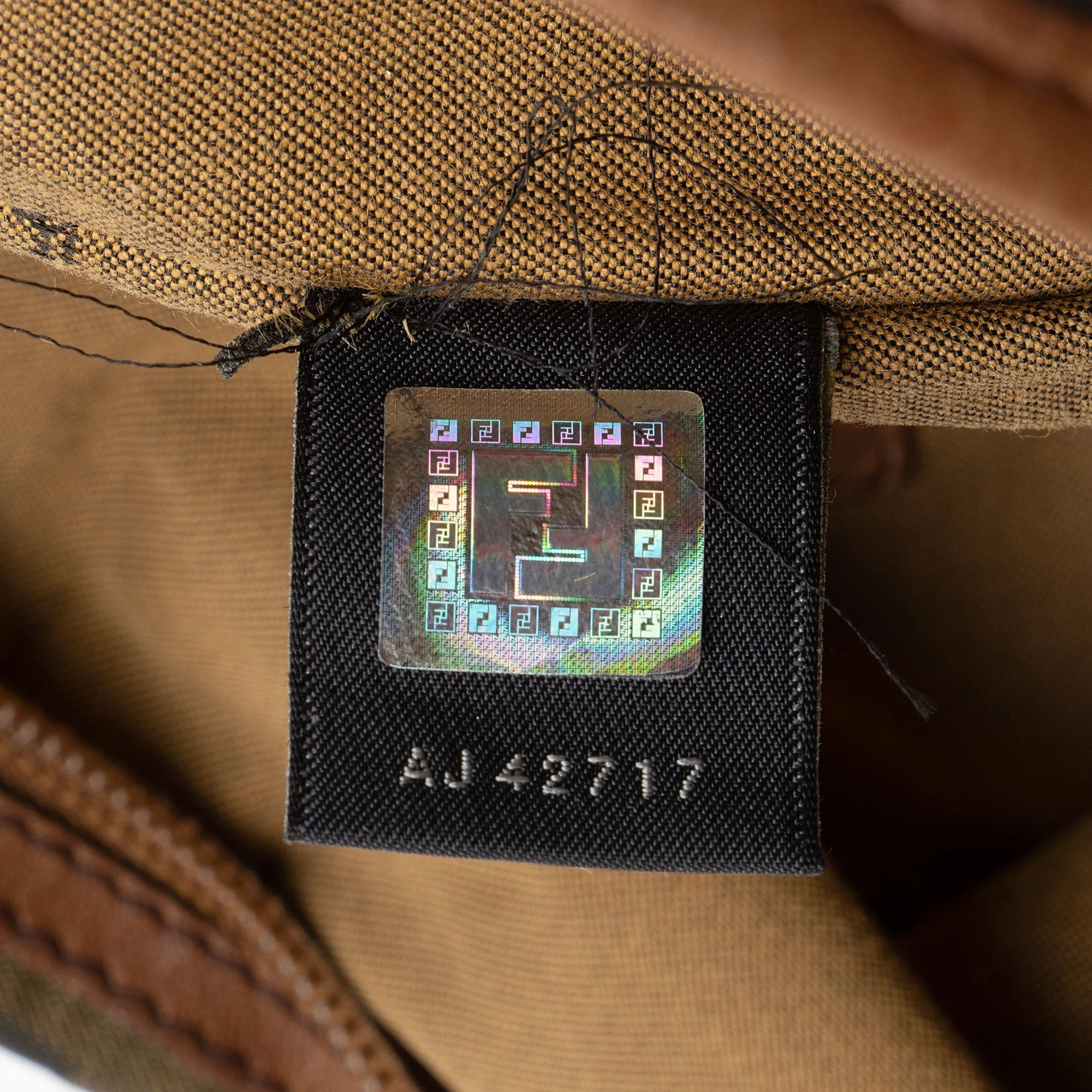 Fendi Zucca Canvas Zip Messenger (SHF-atYduB)