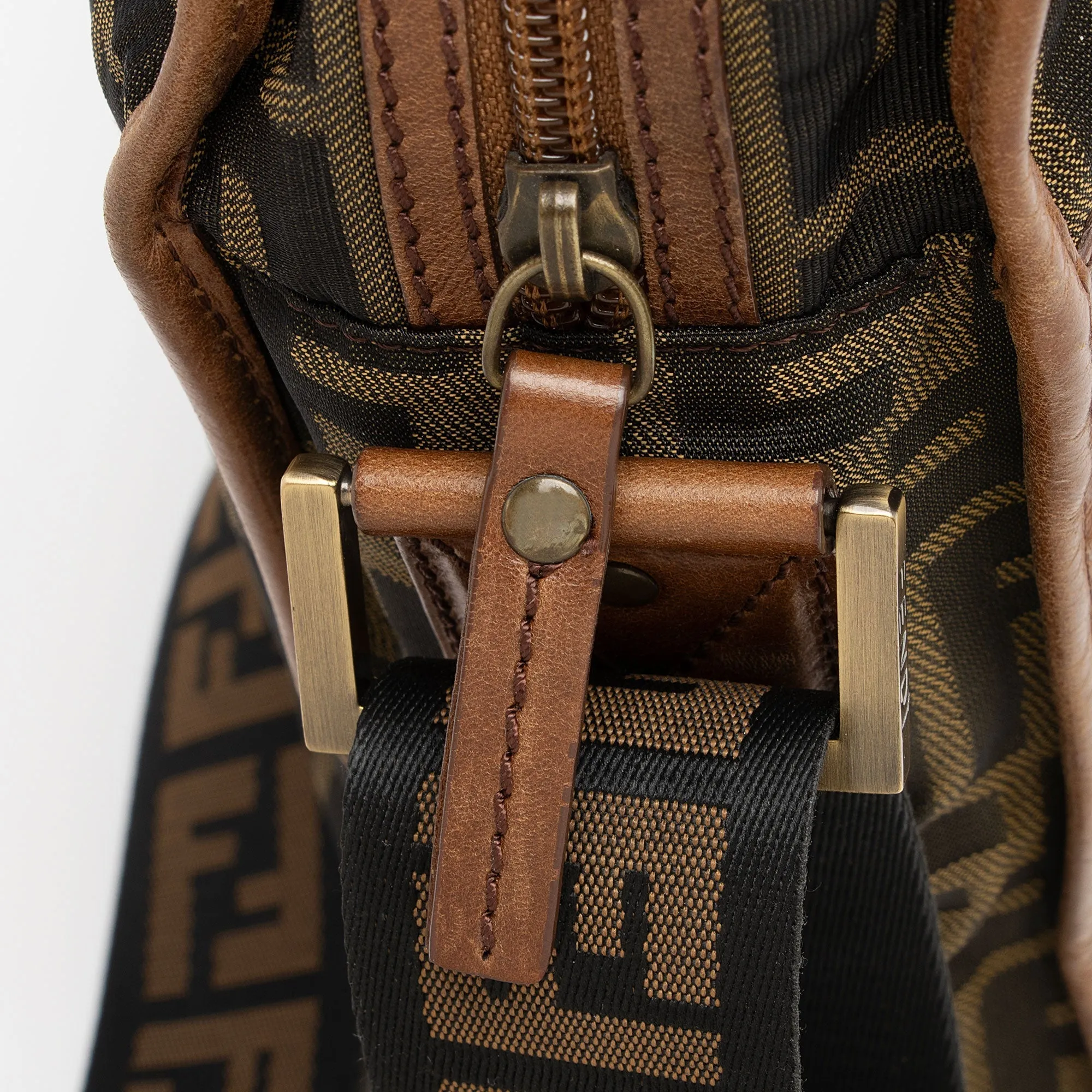 Fendi Zucca Canvas Zip Messenger (SHF-atYduB)
